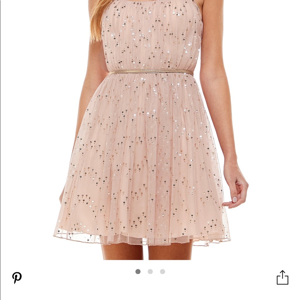 This beautiful City Triangles dress is a Medium size.